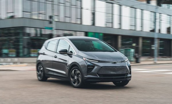 Това, което не те убива, те прави по-силен. Или &ndash; в случая с Chevy Bolt &ndash; това, което те убива, те прави по-силен. Поне това е перспективата на главния изпълнителен директор на General Motors Мари Бара, която потвърди възраждането на малкия електромобил през юли . Bolt ще се завърне с второ поколение, като от Chevrolet обещаха, че хечбекът ще продължи да бъде технологично ориентирана и достъпна опция.
Вече е потвърдено, че следващото поколение Bolt ще използва платформата Ultium и ще се появи в продажба през 2025 г.
